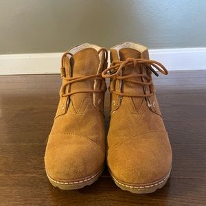 Tom’s fur wedge, size 8